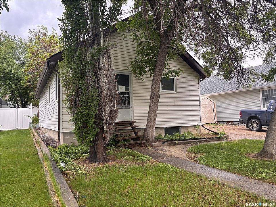 1st image of 212 3rd Avenue E