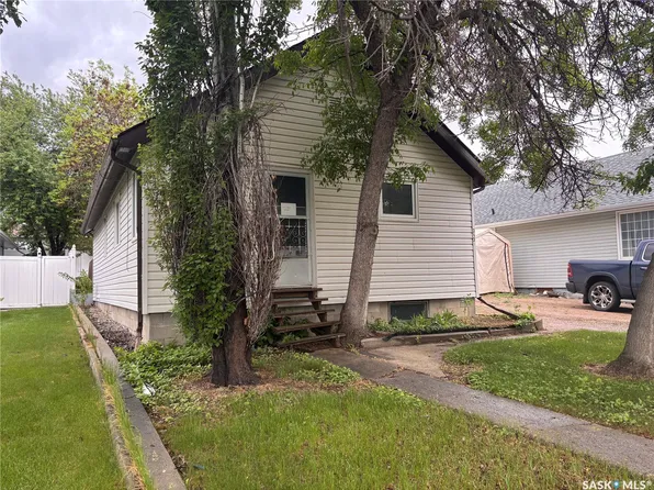 212 3rd Avenue E, Kindersley, SK S0L 1S0