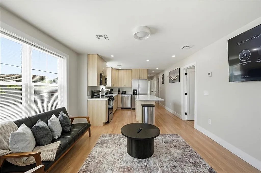 3 bed, 2.0 bath, 1212 sqft, $3,000 — Photo 4