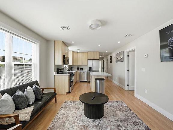 4th image of 160 Cumberland St