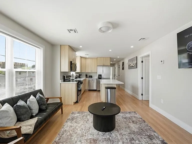 160 Cumberland St — Photo 4