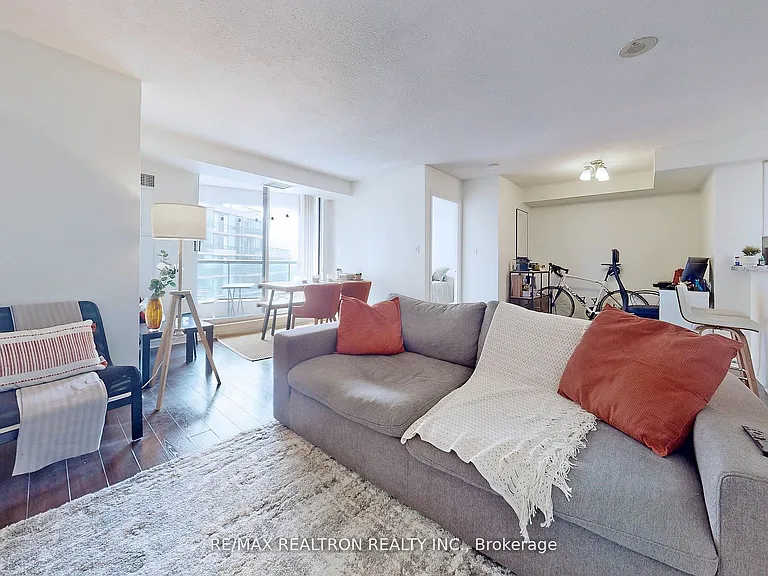 7 Lorraine Dr #2009 — Photo 8