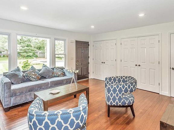 4th image of 47 Hollins Ln