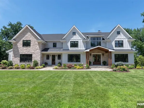 776 Comanche Ln, Franklin Lakes, NJ 07417