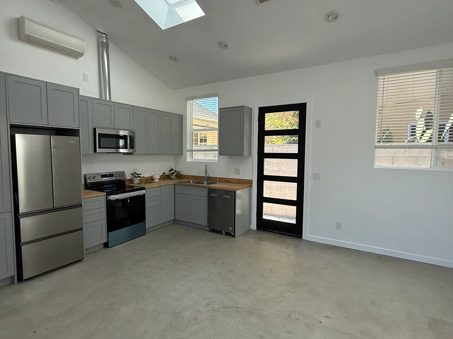 2 bed, 900 sqft, $3,300 — Photo 2