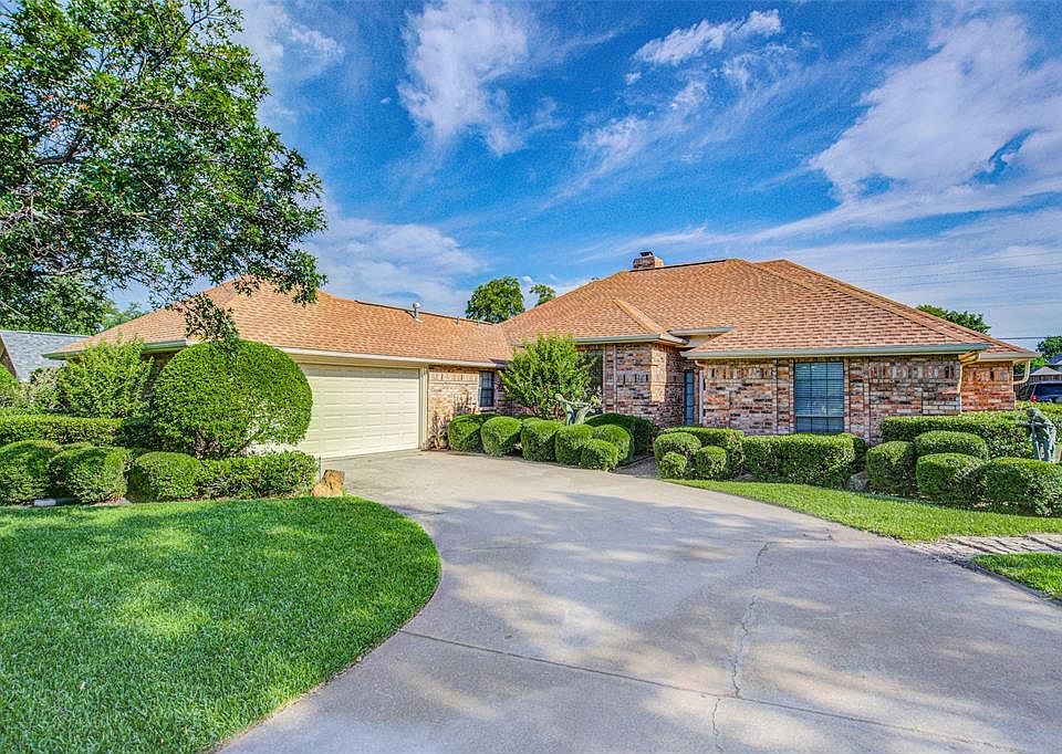 1st image of 2303 Highland Heights Ln
