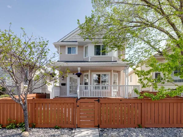 28 W Hidden Point NW, Calgary, AB T3A 5P5