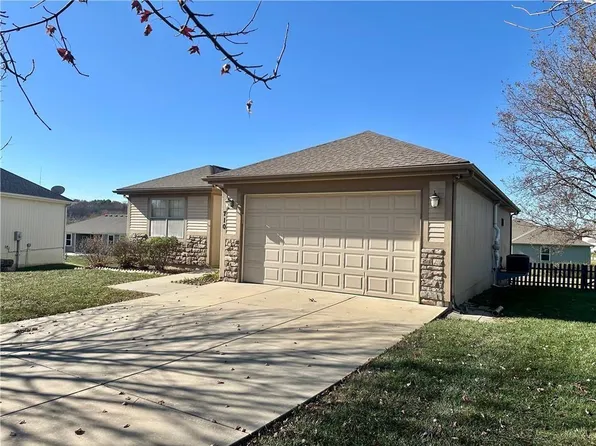 710 Hidden Meadows Ct, Paola, KS 66071