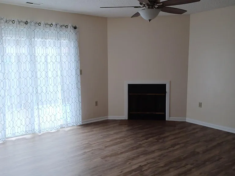 582 Moull St — Photo 31