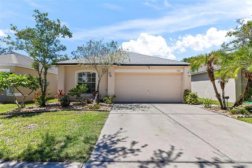 3 bed, 2.0 bath, 1292 sqft, $2,100 — Photo 3