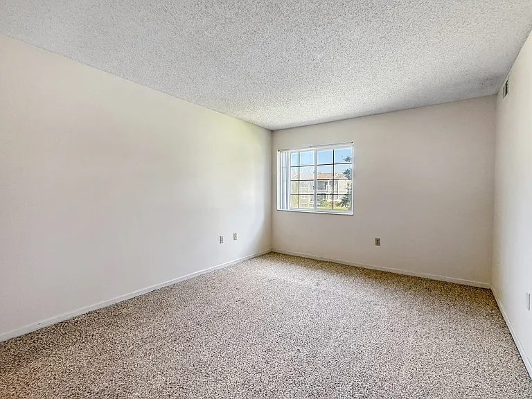 Lakeview Commons — Photo 9
