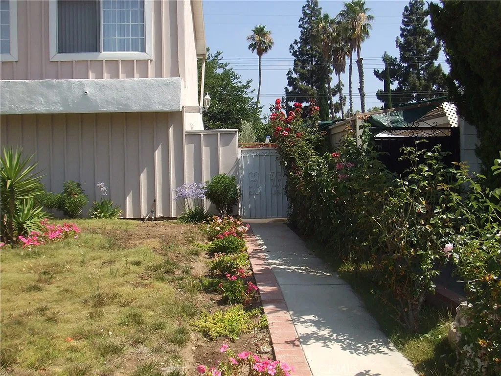 2 bed, 650 sqft, $2,400 — Photo 2