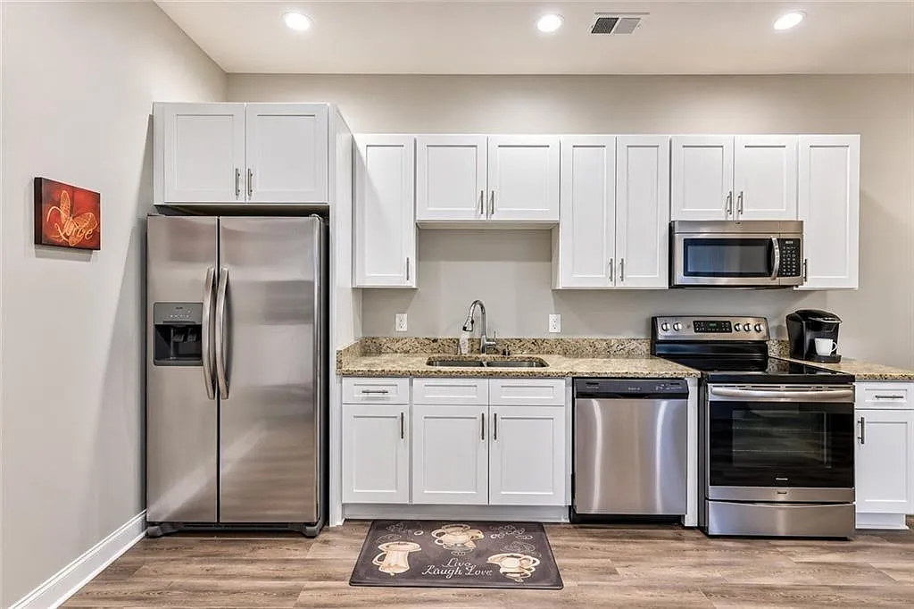 2 bed, 1.0 bath, 3046 sqft, $2,000 — Photo 2