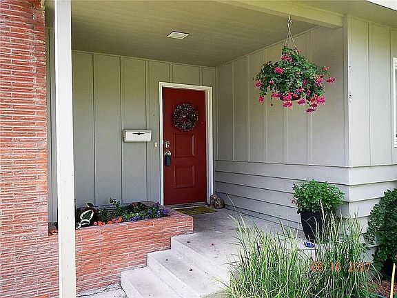 4th image of 934 Delphinium Dr