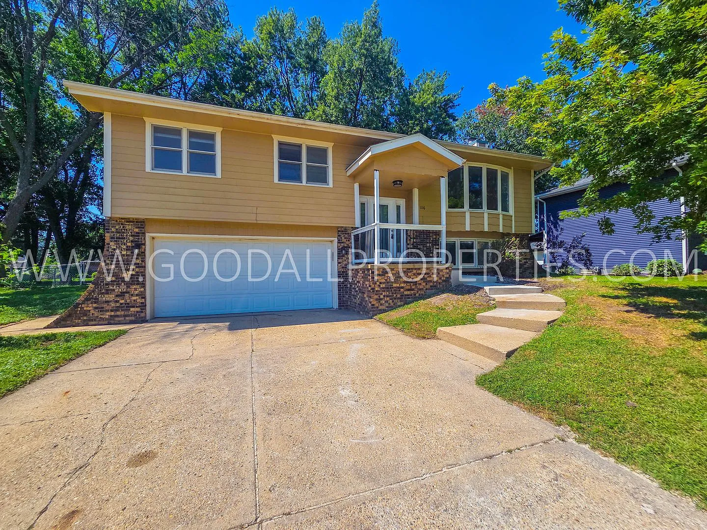 Charming 3-Bedroom West Des Moines Home with Fenced Yard & 2-Car Garage — Photo 1