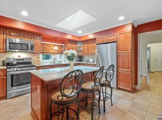 164 Cleenput Ter, Paramus, NJ 07652