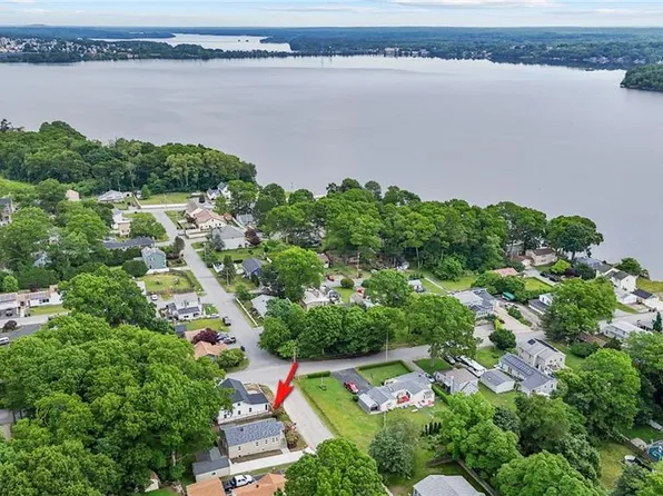 11 Watuppa Ave, Tiverton, RI 02878