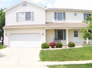 4 Buckingham Ct, Bloomington, IL 61704