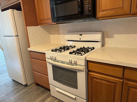 4th image of 407 Violet Ave #D