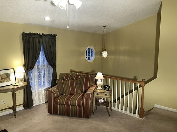 4th image of 222 Maple Ridge Dr