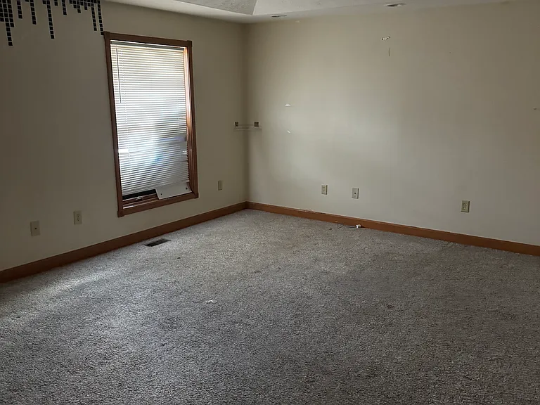 221 E South St — Photo 2