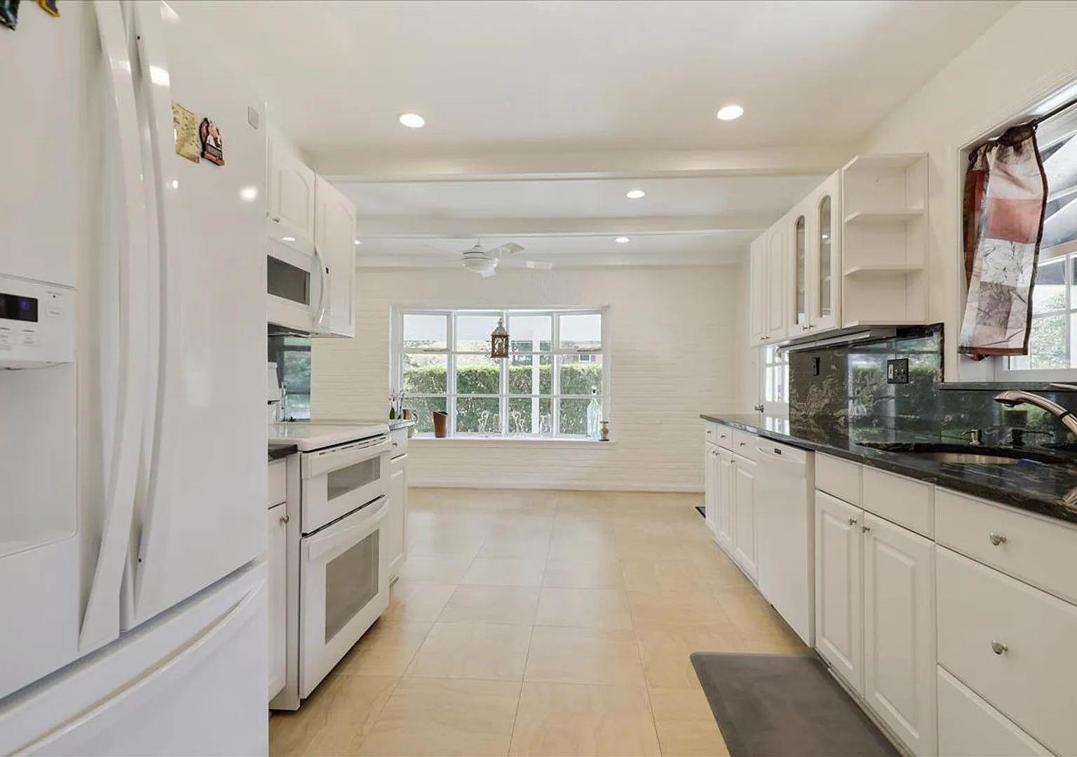 One Level Living!! In Potomac 4-5 Bed 4 Baths / Close In Potomac — Photo 2