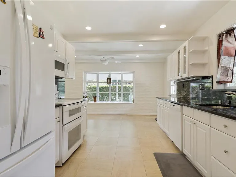 1397 Canterbury Way — Photo 2