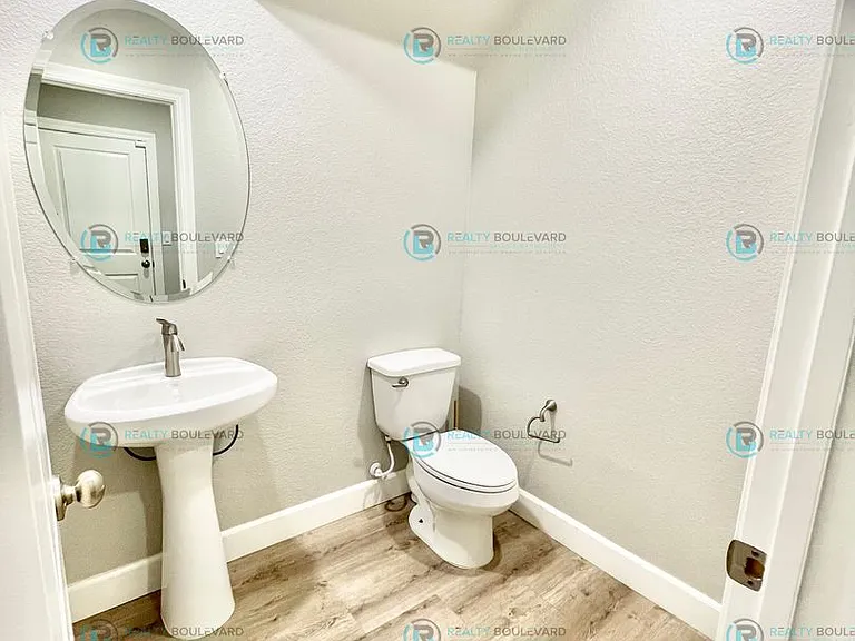 1815 Dark Horse Rd #B — Photo 42