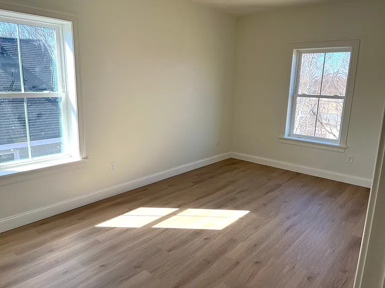 386 Saint John St — Photo 12