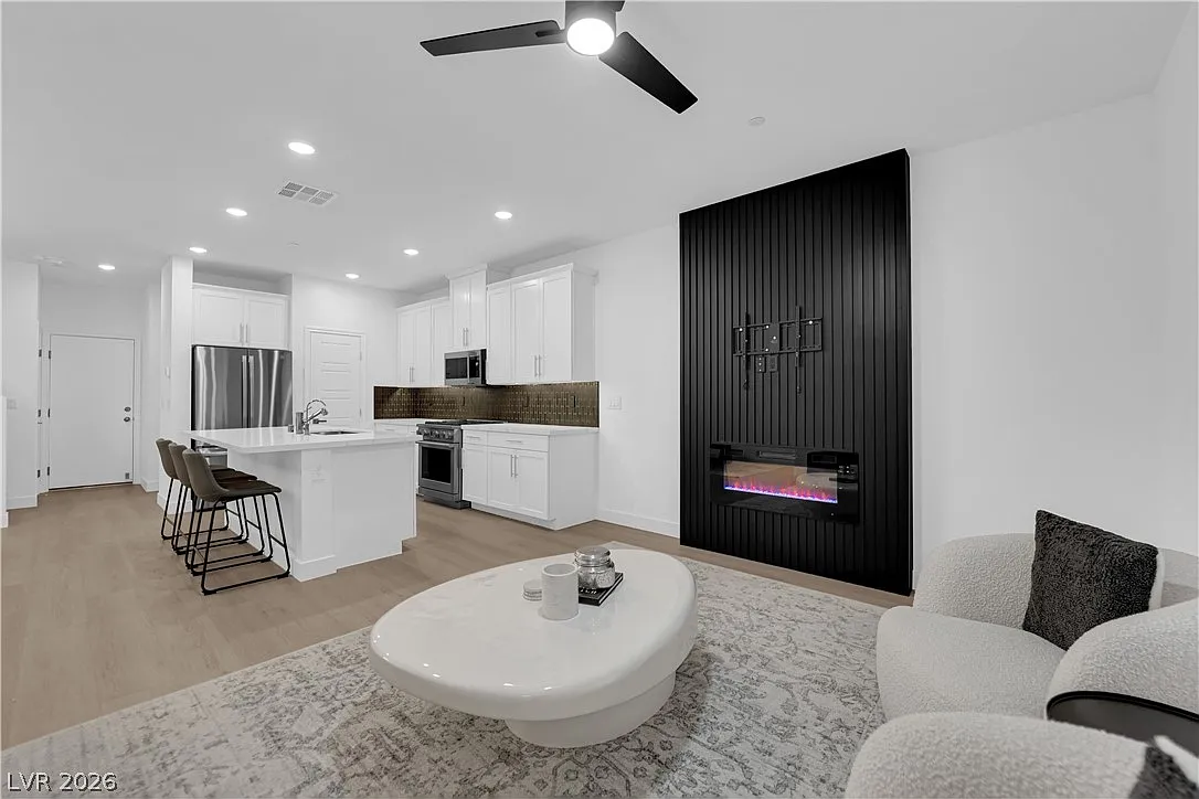 3 bed, 2.5 bath, 1833 sqft, $2,800 — Photo 1