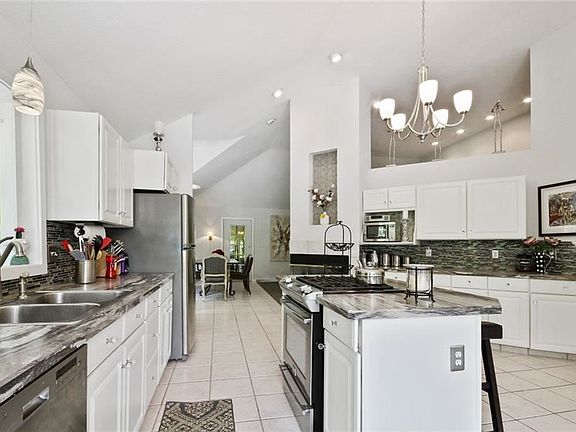 3rd image of 17 Audubon Ln