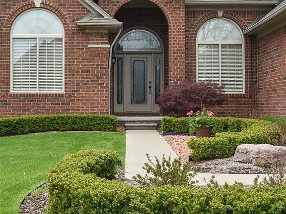 3rd image of 55803 Lochmoor Dr