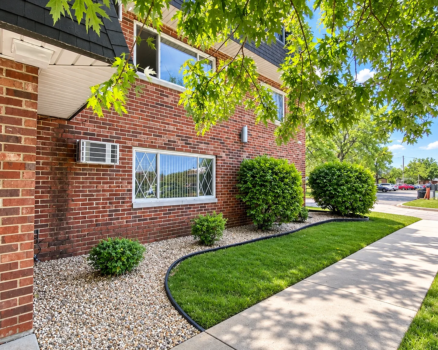 Comfortable Apartment Living in Convenient Tinley Park Location — Photo 3