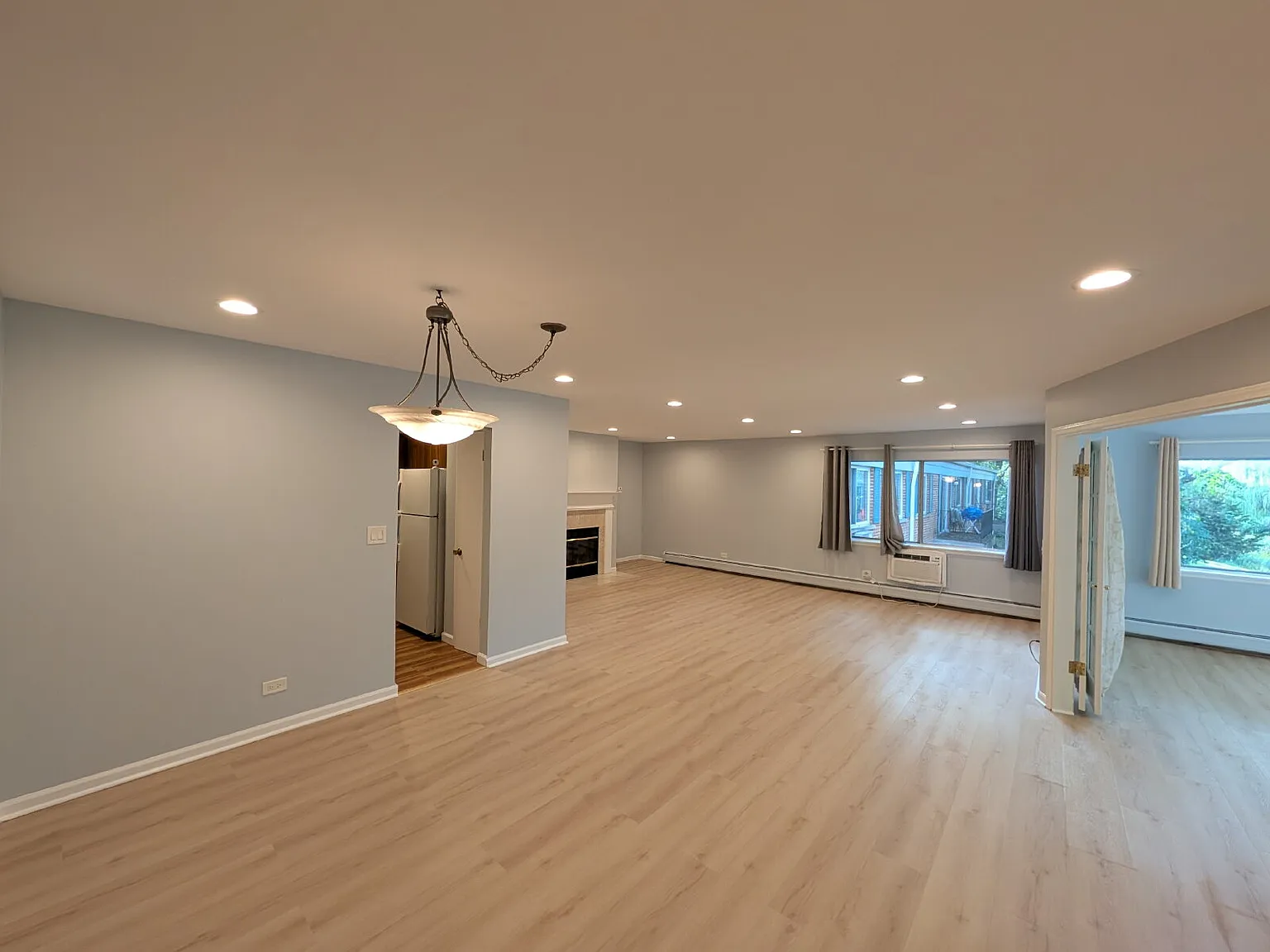 2BR/2BA Condo In-Unit Laundry, Fireplace & Parking — Photo 4