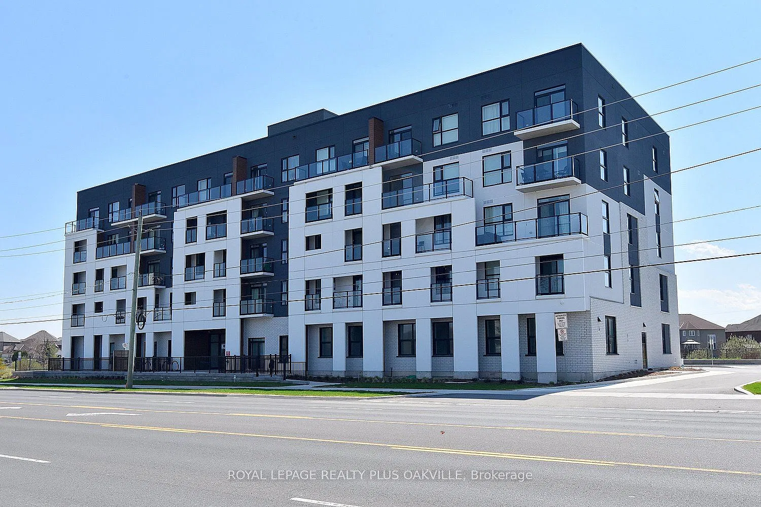 Peak Condominiums — Photo 4