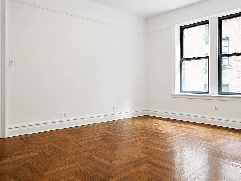 21 Magaw Pl #3D — Photo 2