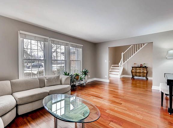 5th image of 288 E Fox Hill Dr