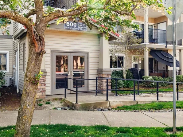 600 NW Lost Springs Ter Unit 301, Portland, OR 97229