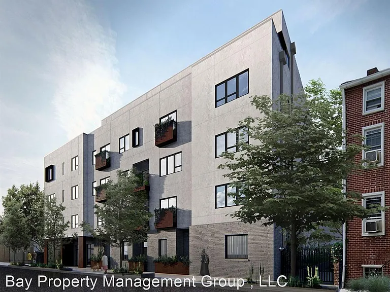 906 Trinity St — Photo 3