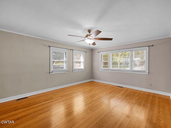 4th image of 992 W Forest Ave