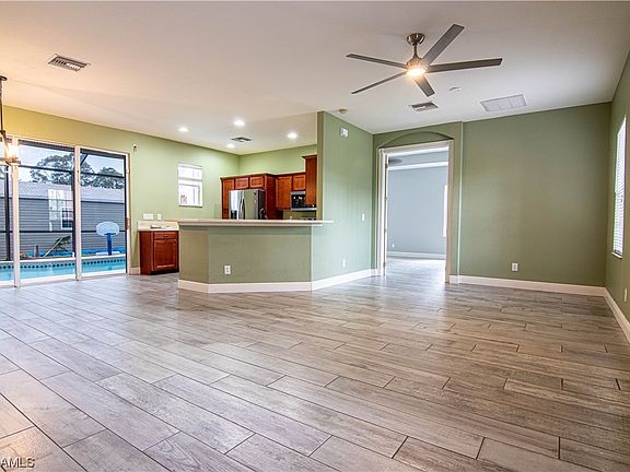 4th image of 1154 Damen St E