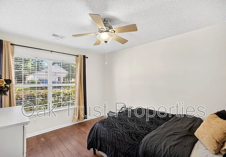 137 Venice St — Photo 12