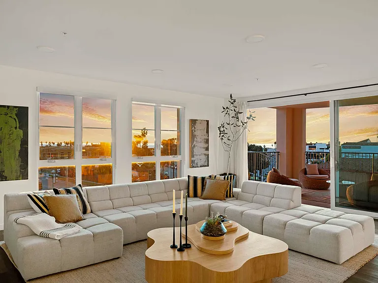 Eddy Redondo Residences — Photo 33