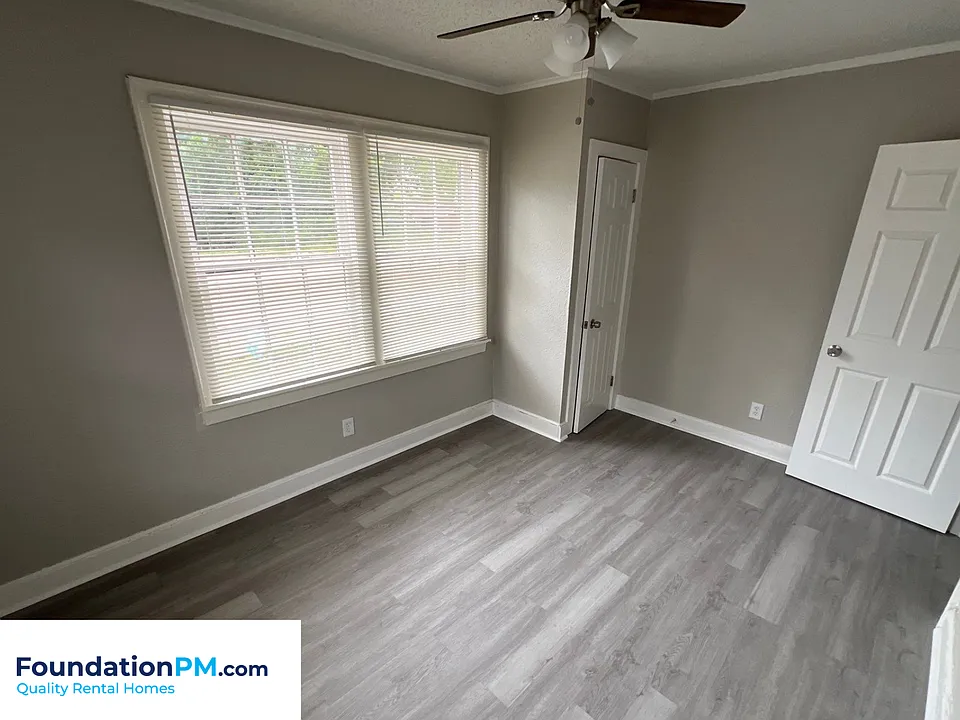 790 S Pkwy E