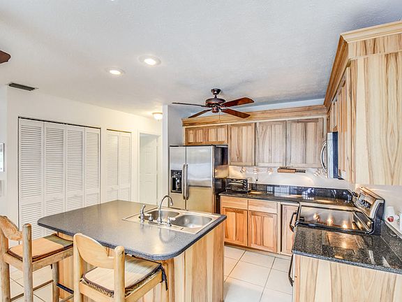 4th image of 121 SW Meade Circle N