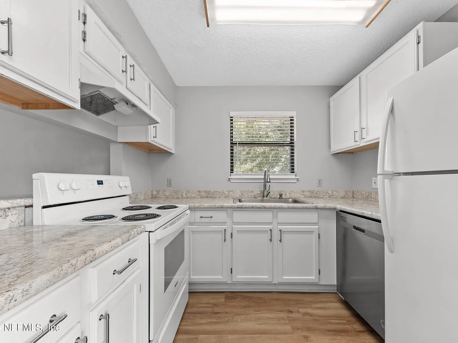 2 bed, 1.0 bath, 834 sqft, $1,195 — Photo 4