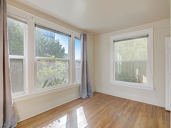 3rd image of 4707 Brooklyn Ave NE #14111119