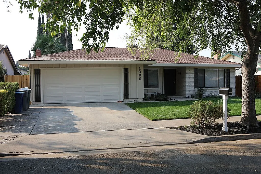 1066 Mirror Lake Dr photo 1