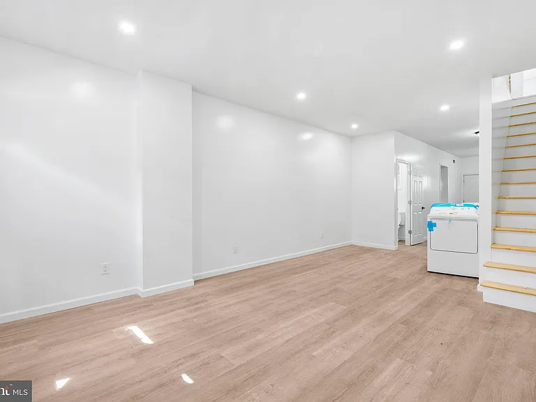 2055 Dickinson St — Photo 5