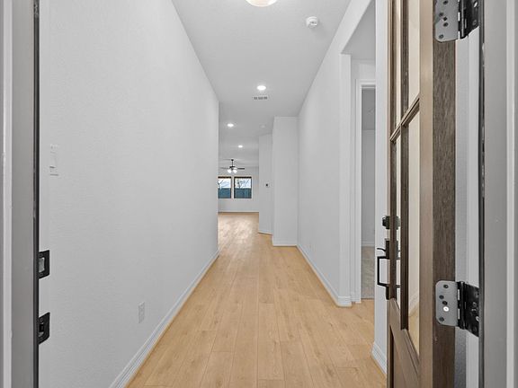 10642 Forward Street Interior Image 4